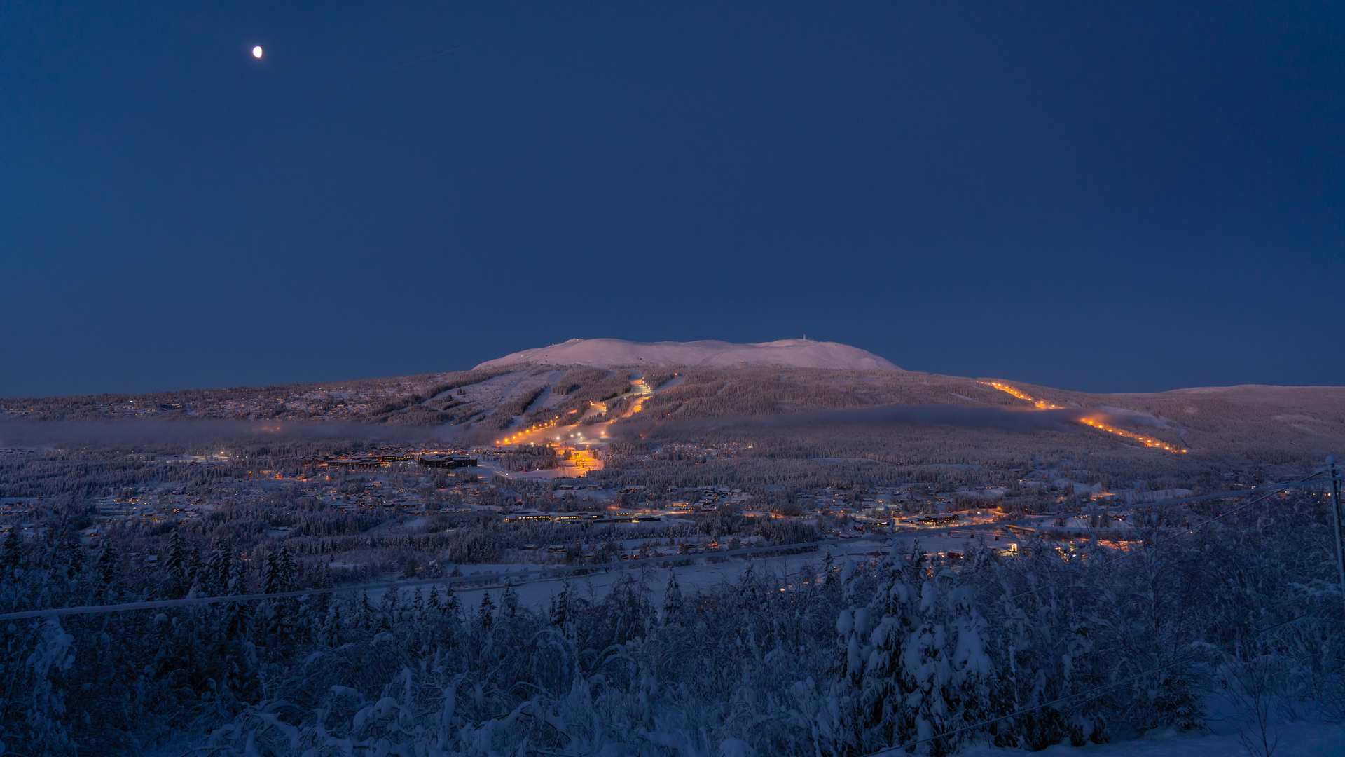 Trysil om natten med opplyste bakker