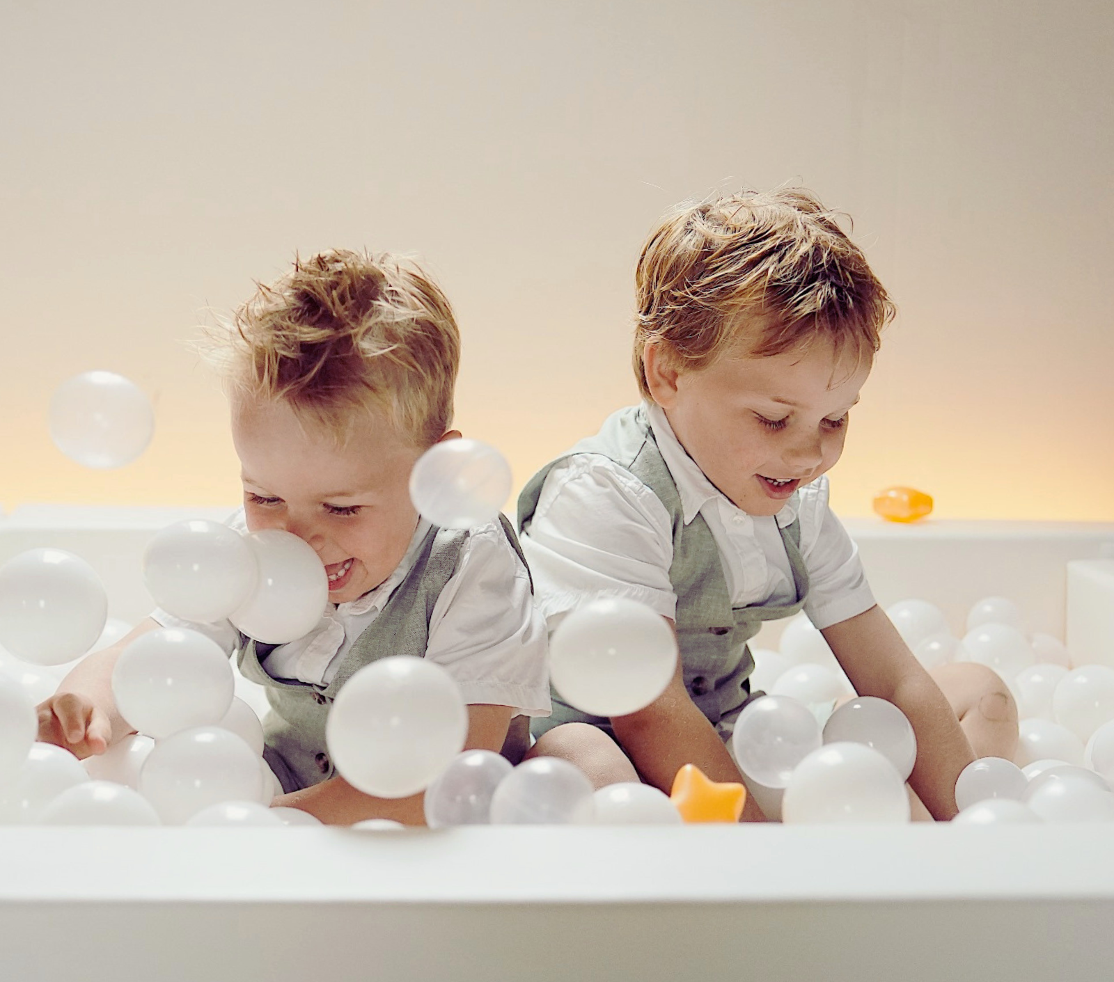 Kinderen spelen in een gestylde speelhoek bij een bruiloft