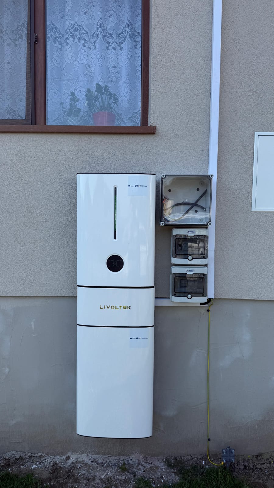 Livoltek all-in-one invertor si baterie 5kWh montat pe perete exterior casa - Suciu de Jos Maramures