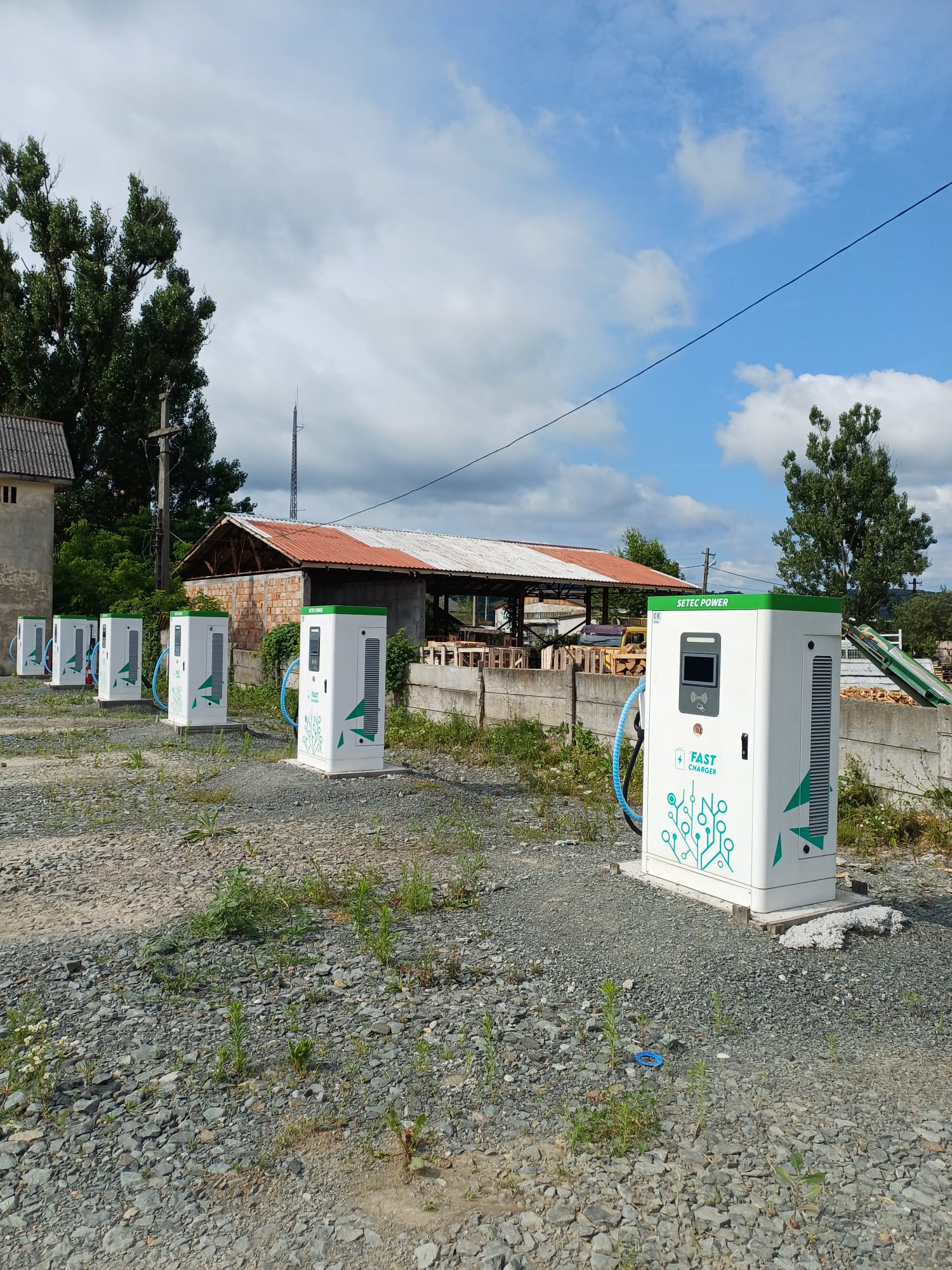 Statie incarcare EV 150kW SETEC POWER prim-plan si statii 60kW in fundal - Targu Lapus