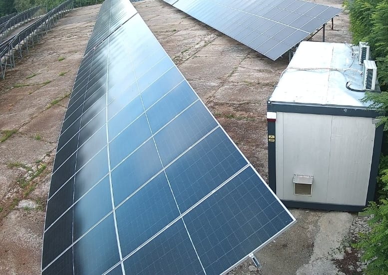 Parc fotovoltaic 400kW Marsa Sibiu - detaliu panouri solare full-black si container tehnic cu invertoare