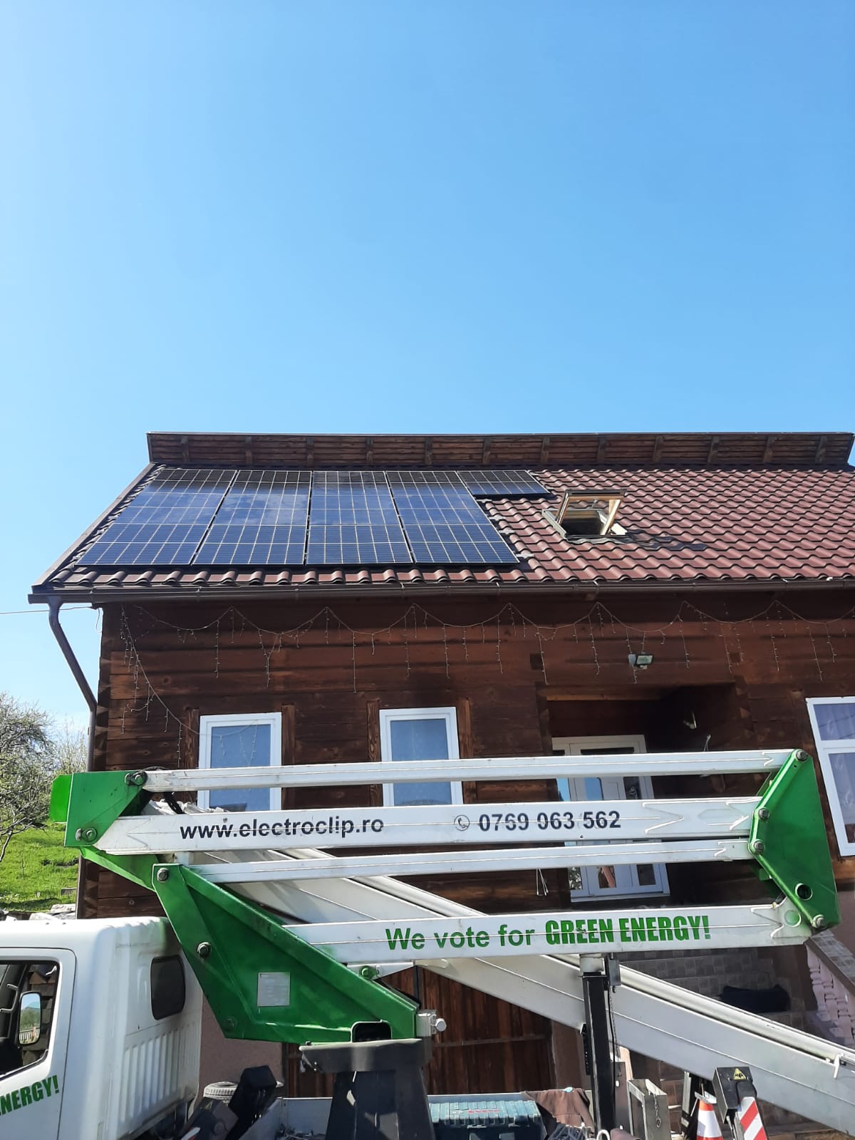 Nacela Electro Clip Map la instalare panouri solare pe casa traditionala din lemn
