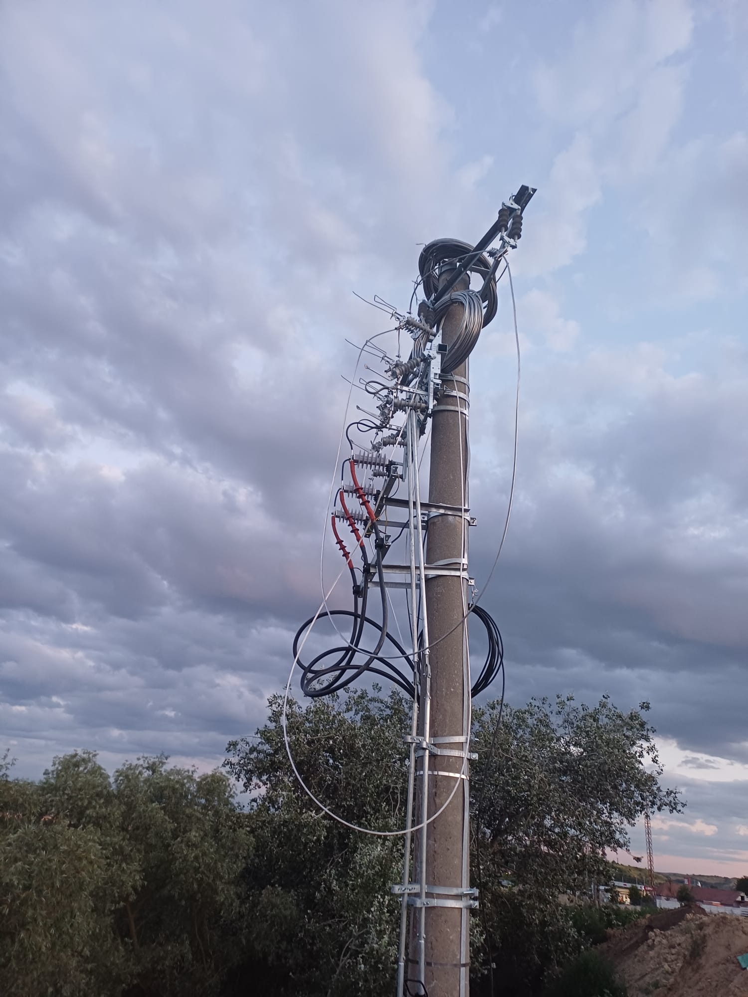 Stalp MT 20kV vedere completa verticala echipamente racord parc fotovoltaic Blaj