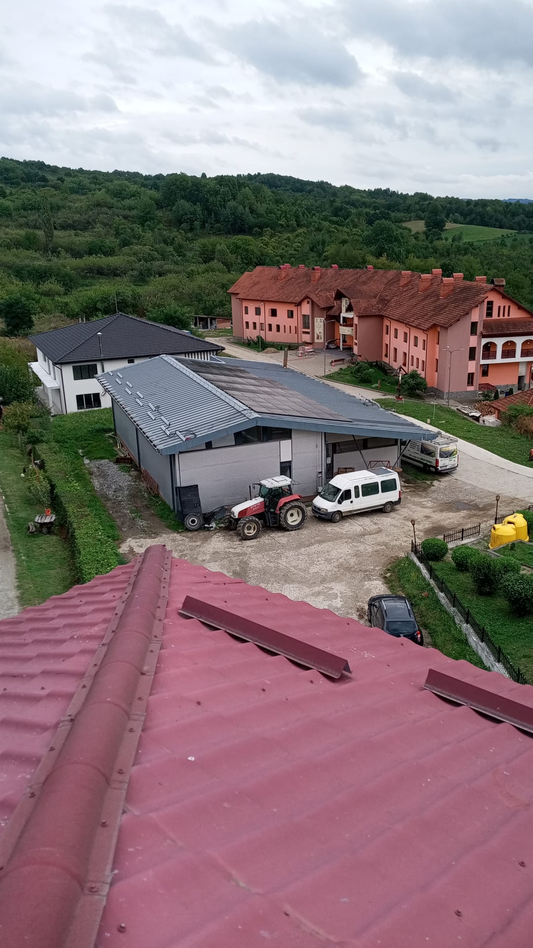 Vedere aeriana curtea Primariei Coroieni cu panouri fotovoltaice pe atelier si remiza