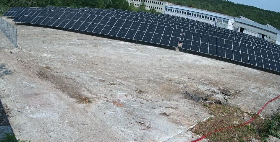 Parc fotovoltaic 400kW Marsa Sibiu - vedere panoramica randuri panouri si cladire industriala
