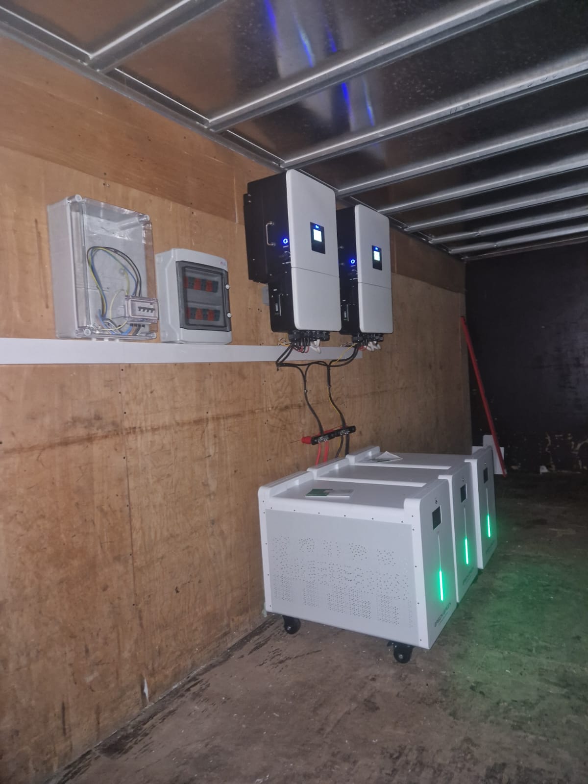Invertoare Deye si baterii BasenGreen instalate - sistem stocare energie Ighiu