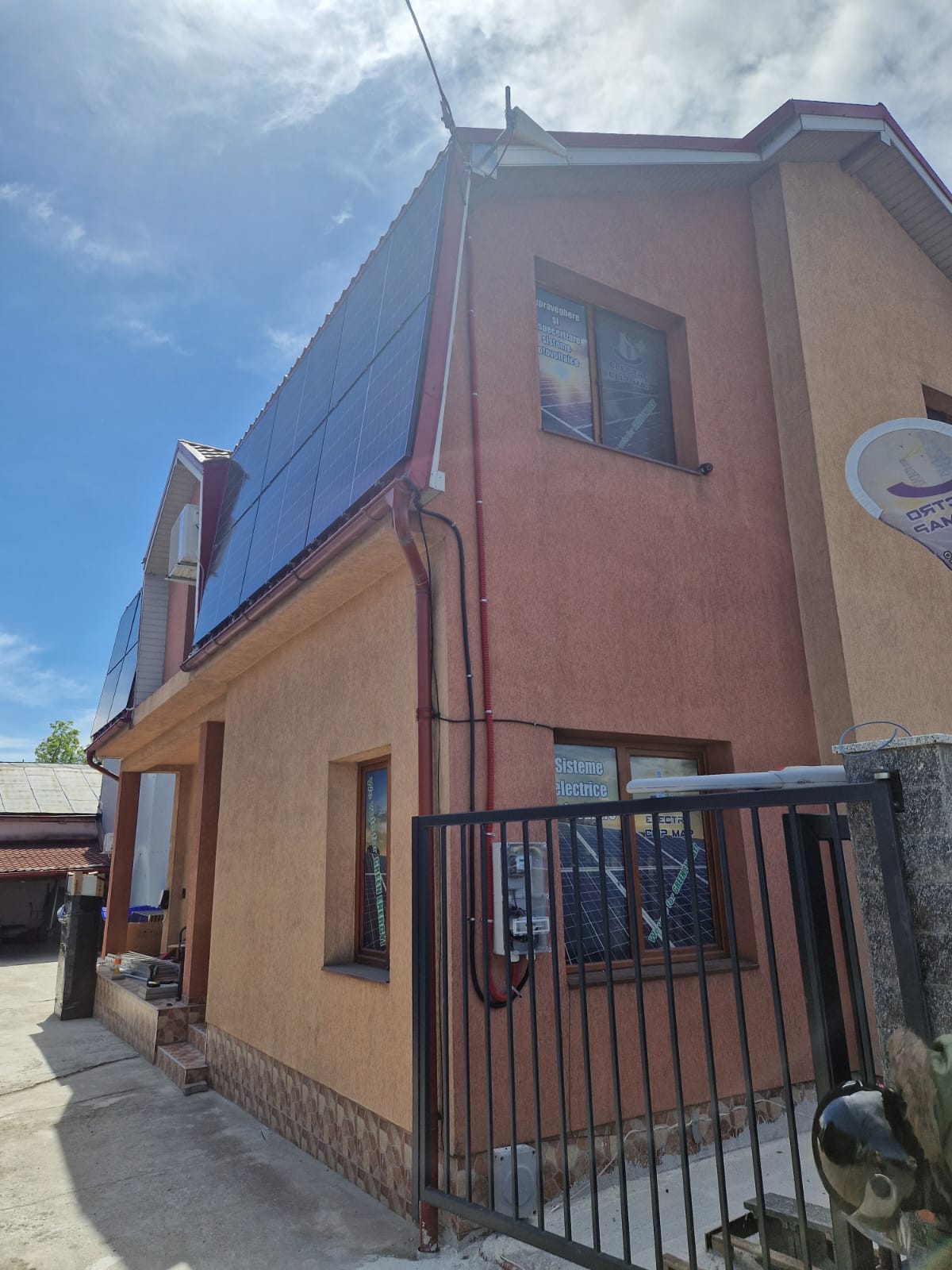 Birou Electro Clip Map Cluj-Napoca - cladire cu panouri fotovoltaice pe acoperis