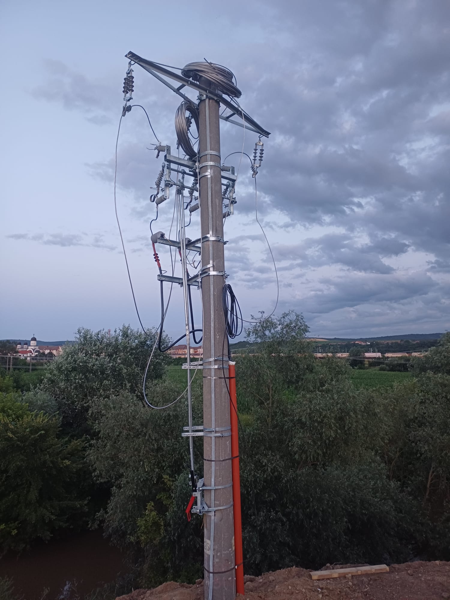 Stalp medie tensiune 20kV cu echipamente racord instalat de Electro Clip Map Blaj Alba
