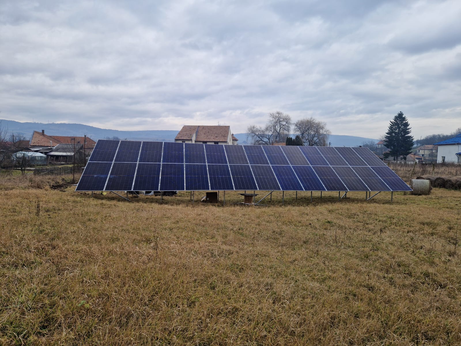 Sistem fotovoltaic la sol Solplanet montat in camp - Aghires, jud. Cluj