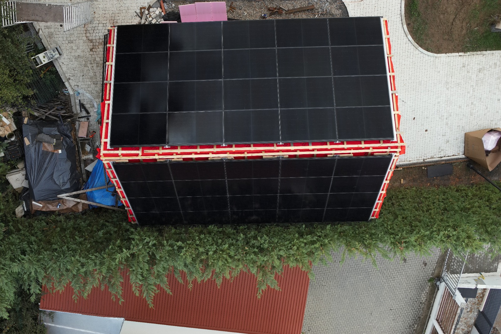 Megasol Nicer X - vedere aeriana drone acoperis fotovoltaic integrat