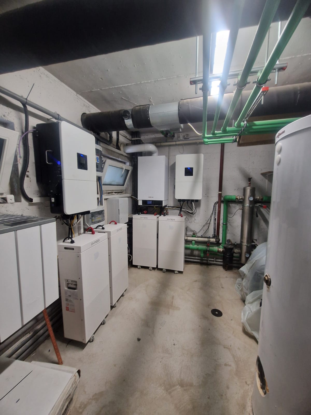 Sistem stocare energie rezidential Dyness 64kWh cu invertoare Deye 35kW - Floresti Cluj