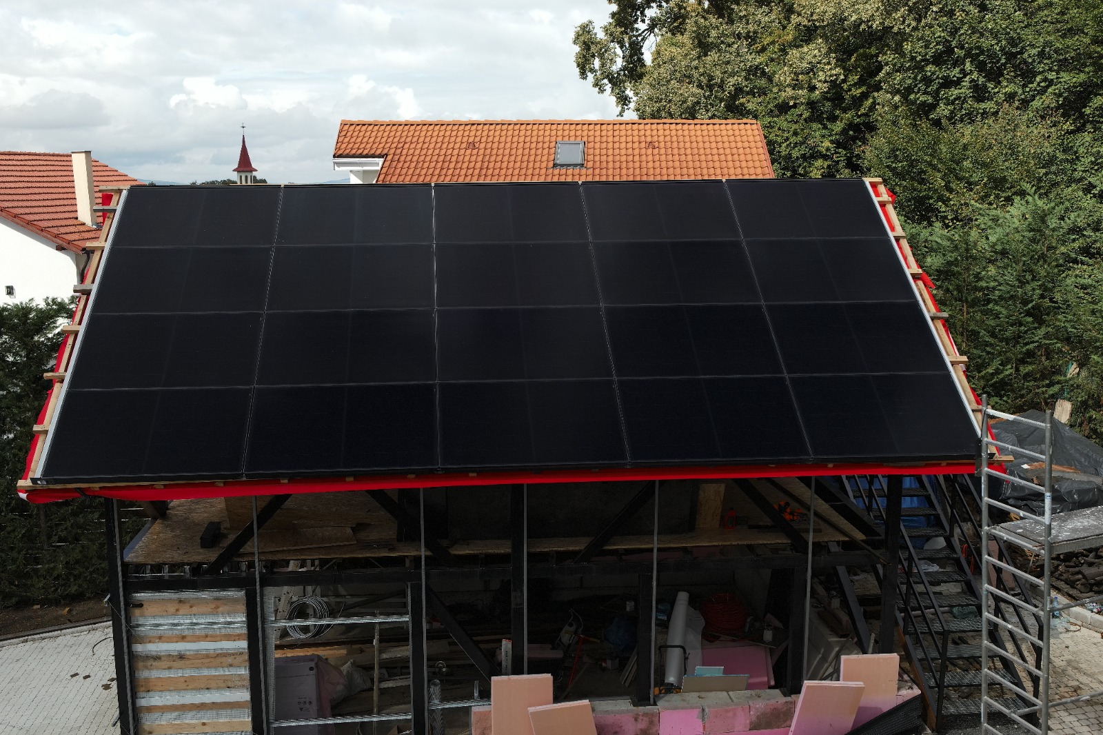 Megasol Nicer X instalat pe acoperis - detaliu frontal aproape