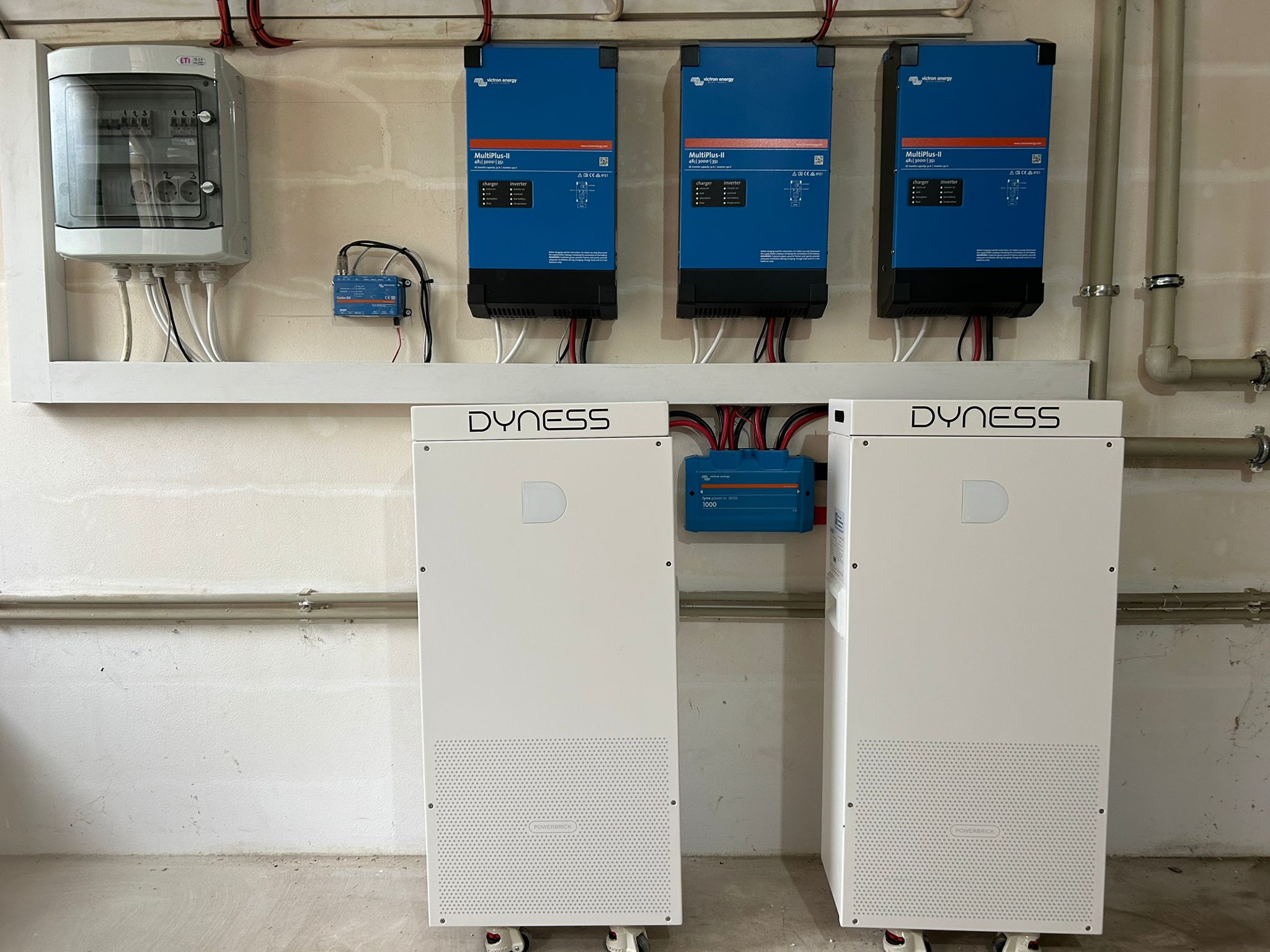 Sistem BESS trifazat rezidential Victron MultiPlus-II cu 2 baterii Dyness 14kWh