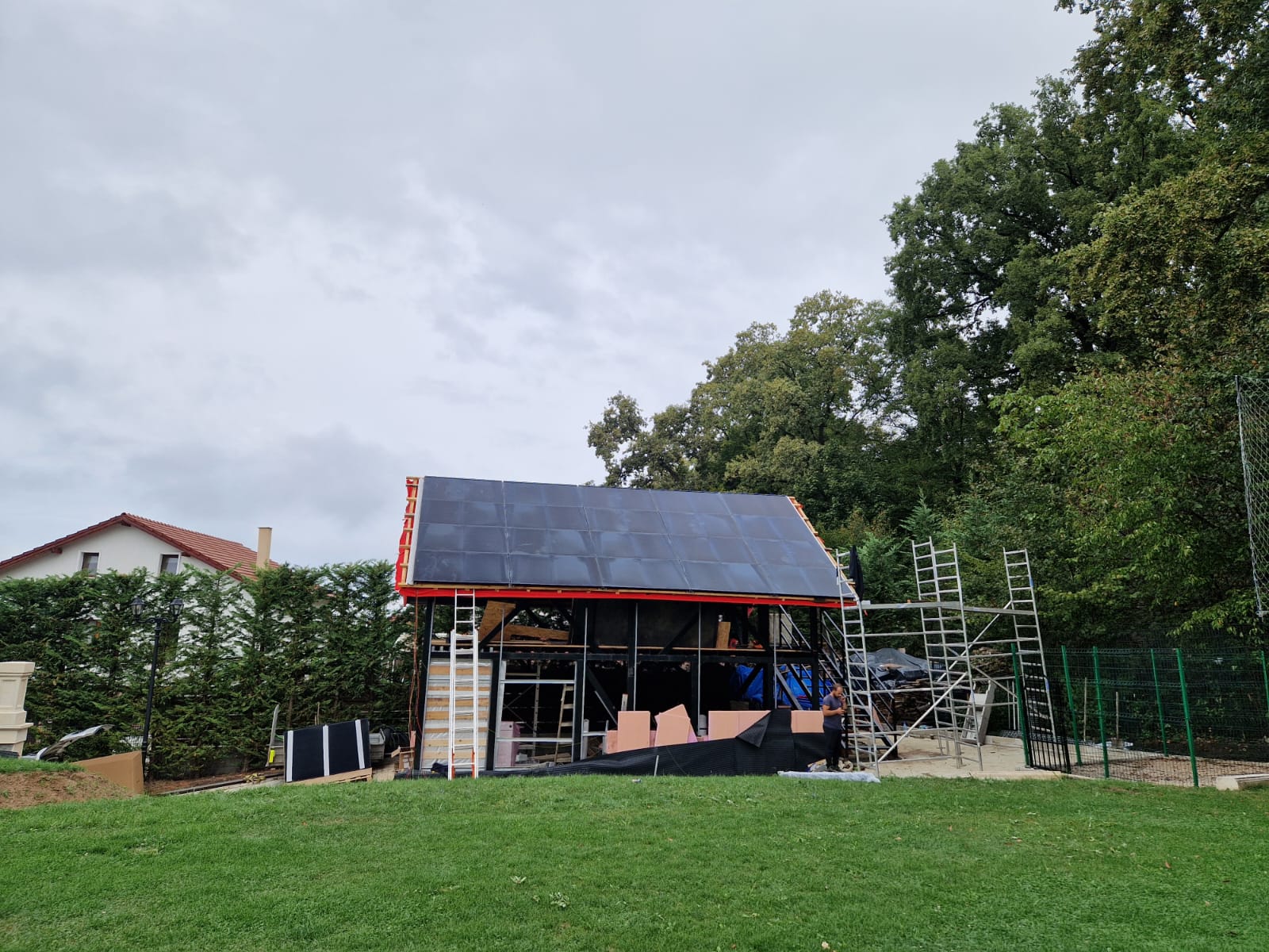 Acoperis fotovoltaic Megasol Nicer X - vedere din gradina cu context rezidential