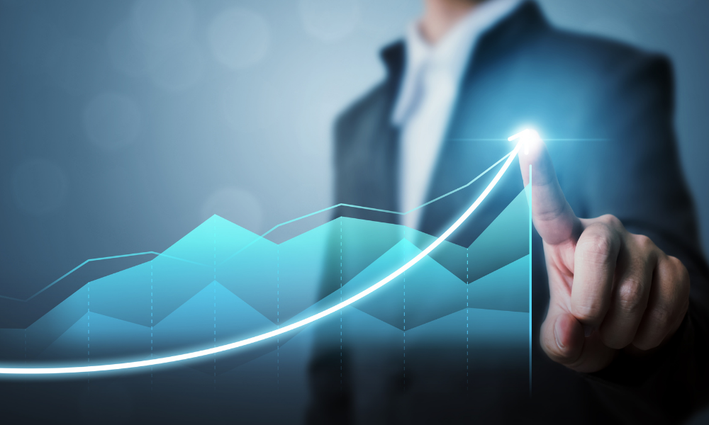 Consultor empresarial com gráficos de crescimento