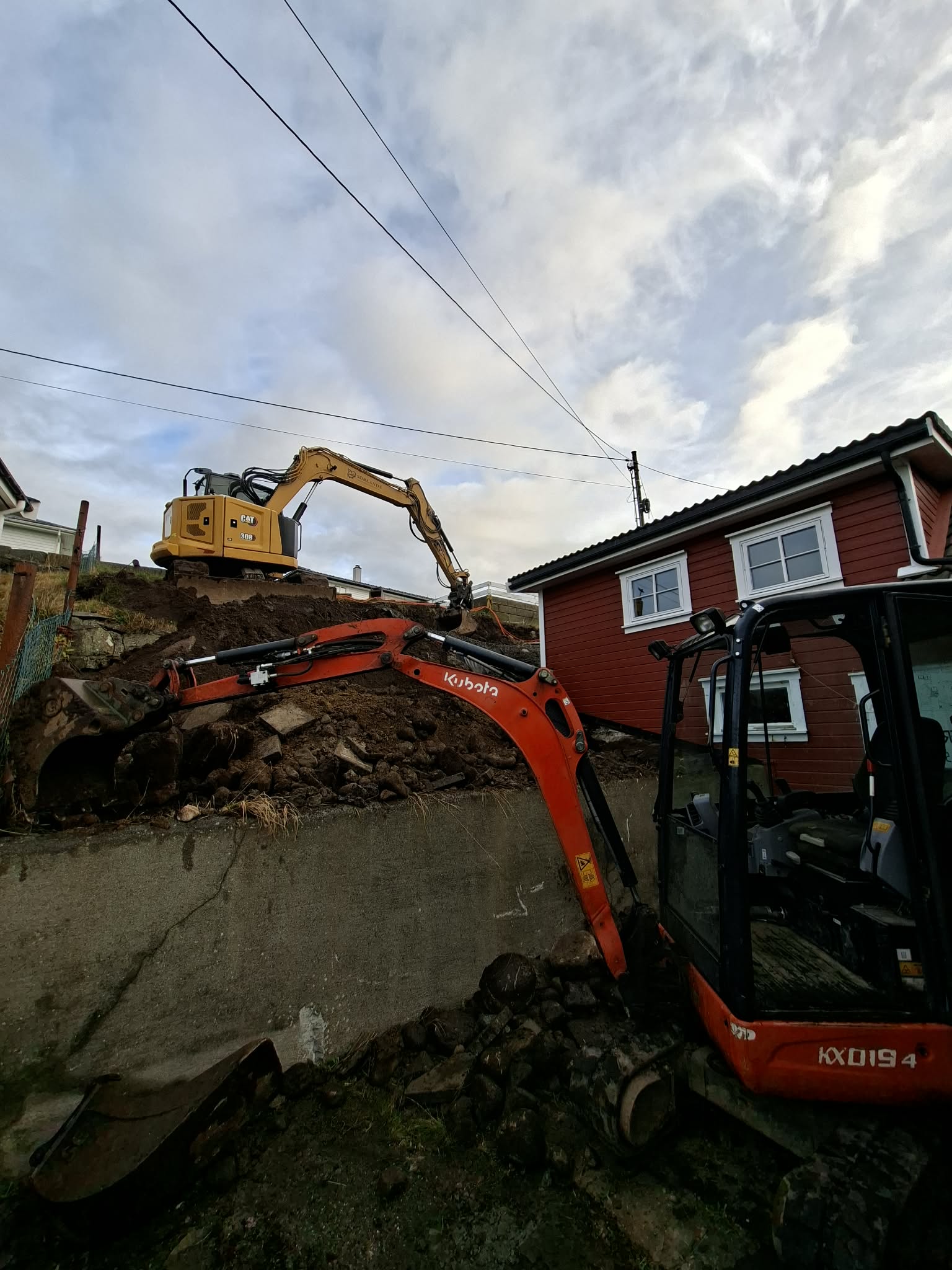 Gravearbeid med CAT og Kubota gravemaskiner