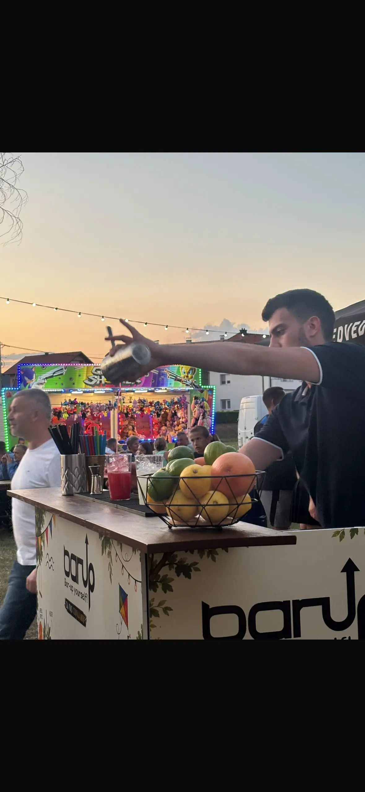 BarUp barmen u akciji na eventu – shakeanje koktela pred publikom