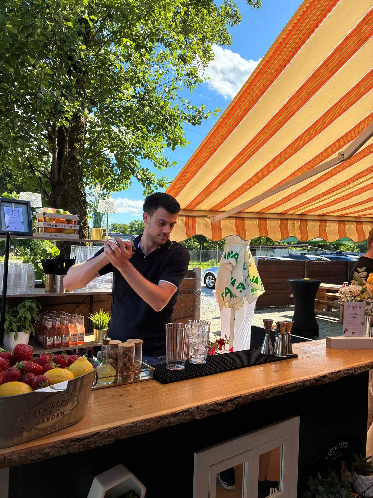 BarUp bartender shakea koktele na outdoor eventu – profesionalni cocktail catering