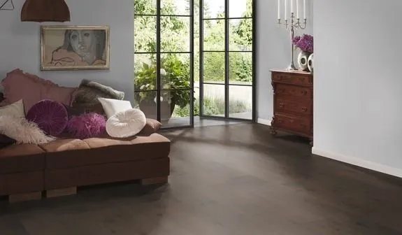 Stijlvolle woonkamer met ter Hürne houten vloer