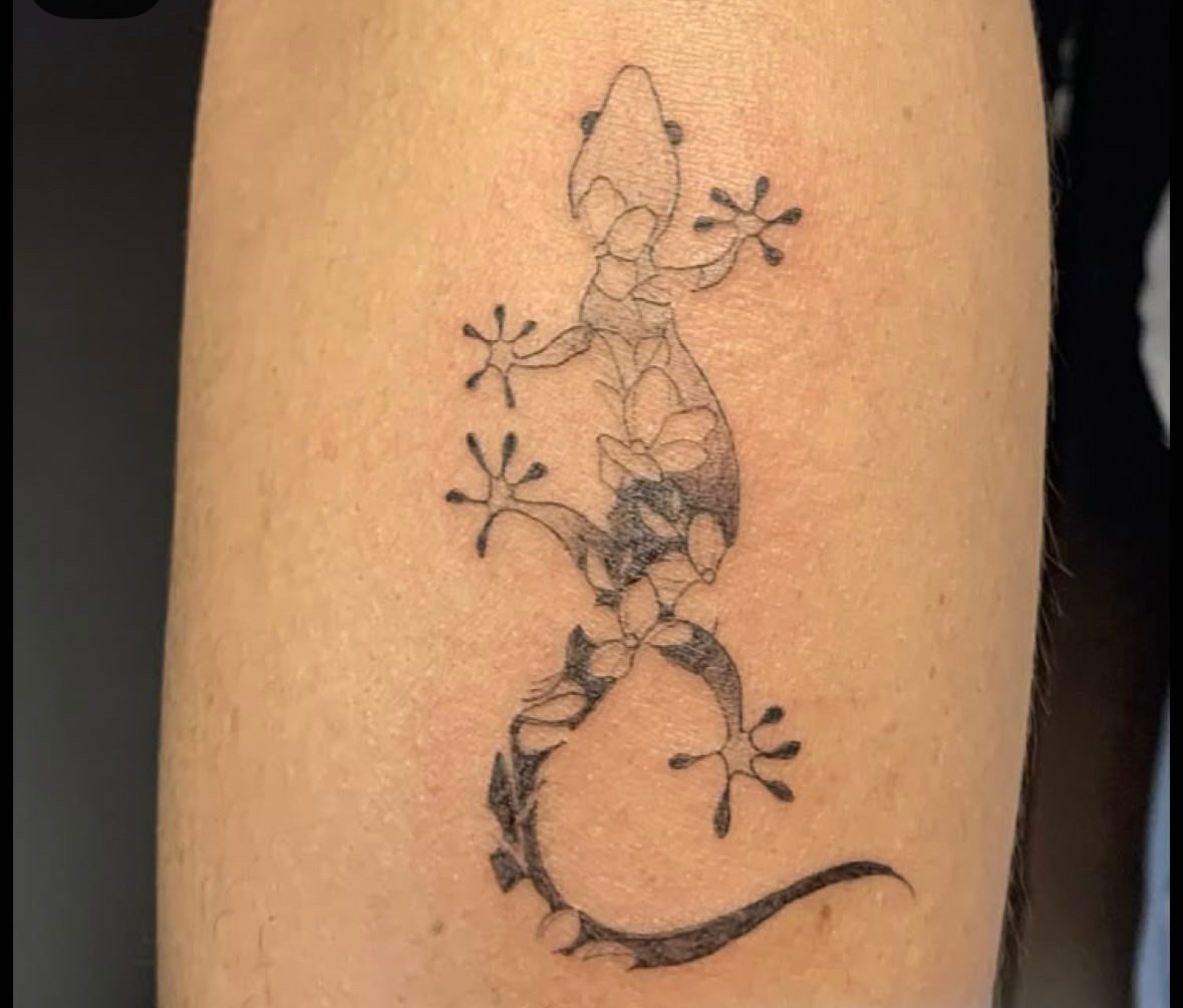 Tatuaje fine line de gecko