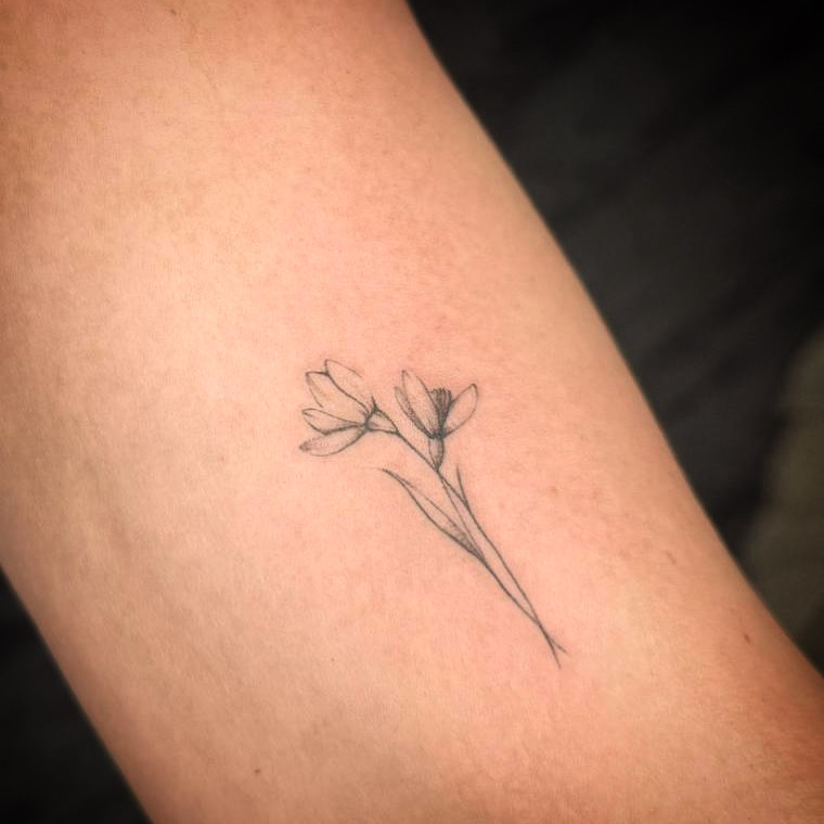 Tatuaje minimal de flor en fine line