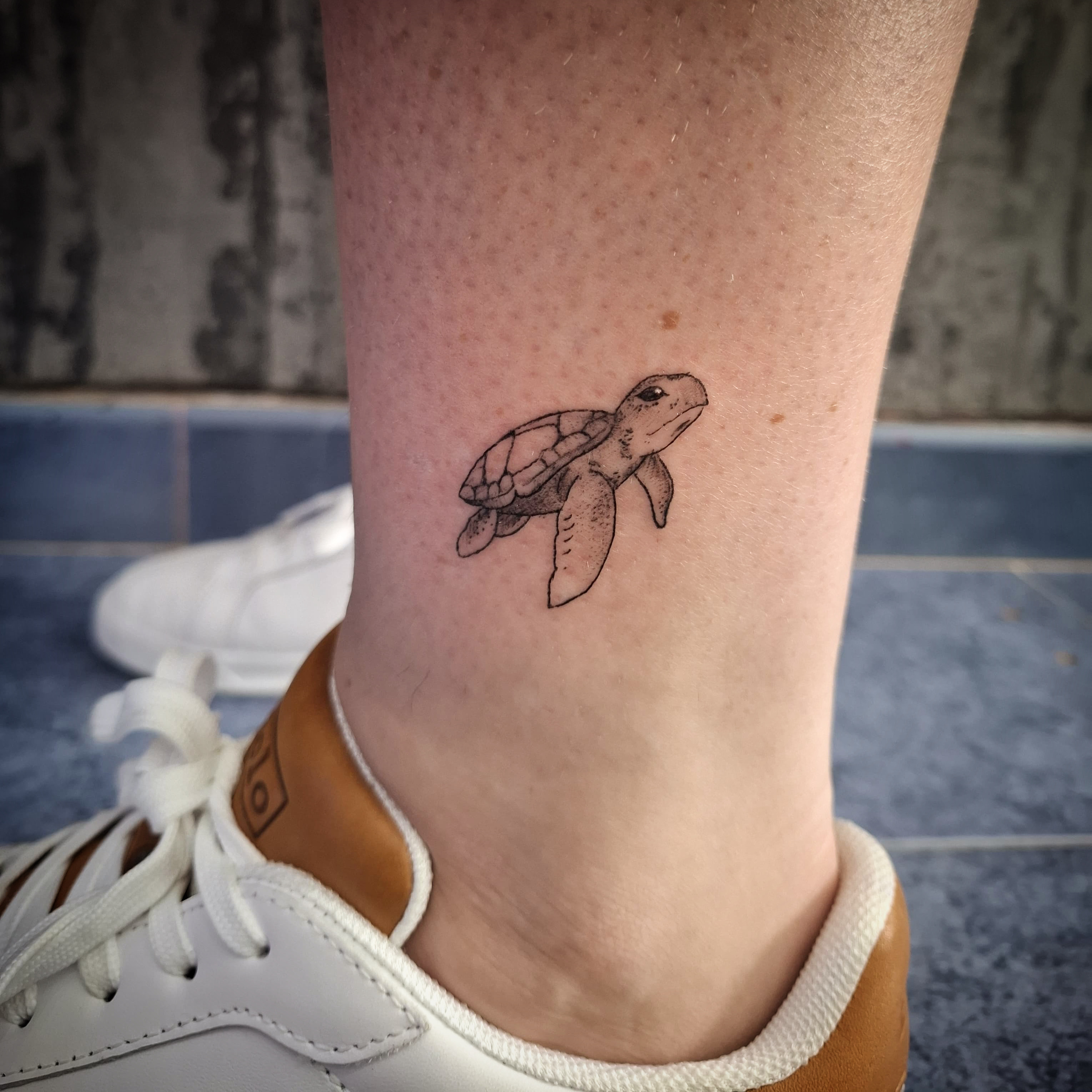Tatuaje pequeño de tortuga